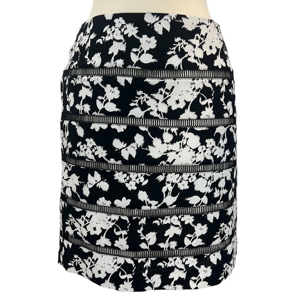 WHITE HOUSE BLACK MARKET Black & White Floral Skirt SZ 2